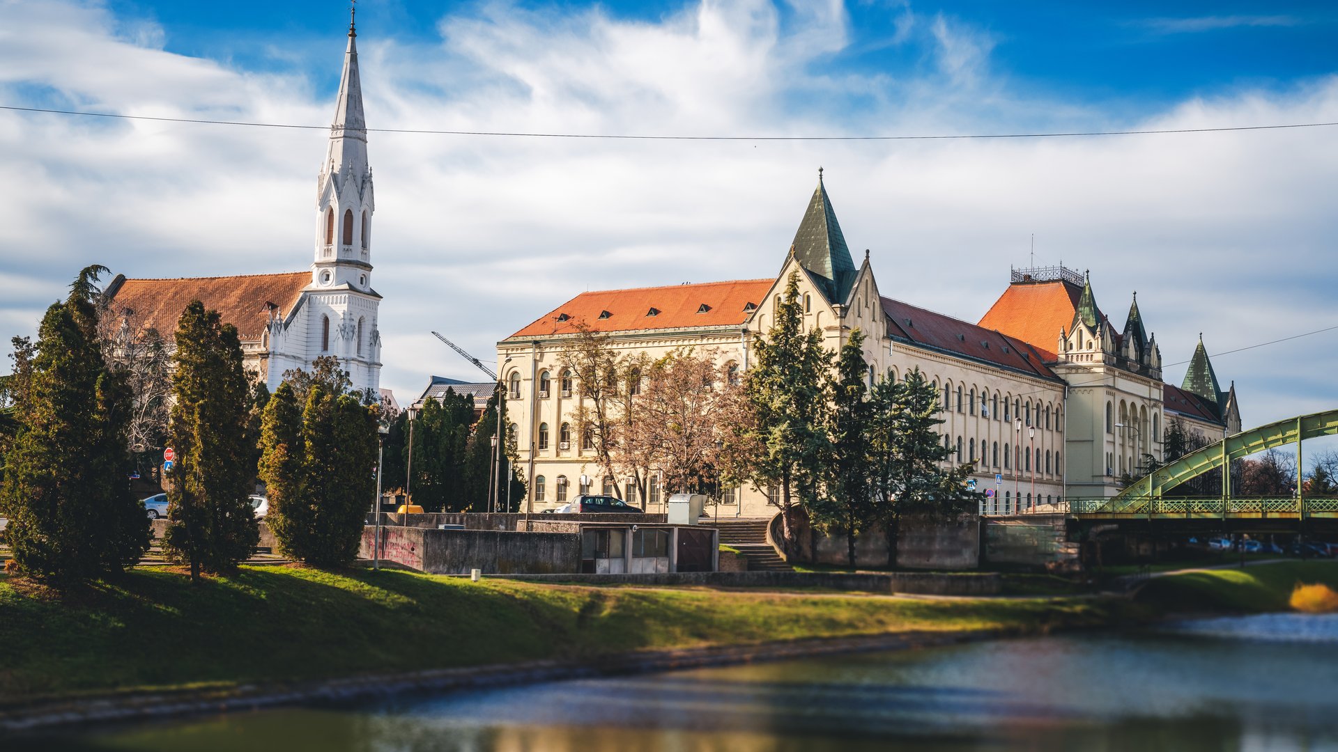 Zgrada suda (Palata pravde) i Reformatska crkva sa Malim mostom