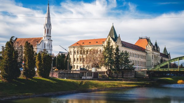Zgrada suda (Palata pravde) i Reformatska crkva sa Malim mostom